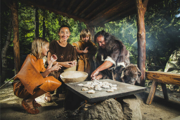 Momentka z archeologického parku Ötzi Dorf - výroba pečiva v pravěku