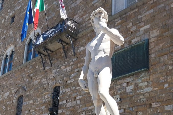 Replika sochy Davida od Michelangela Buonarrotiho na náměstí Piazza della Signoria