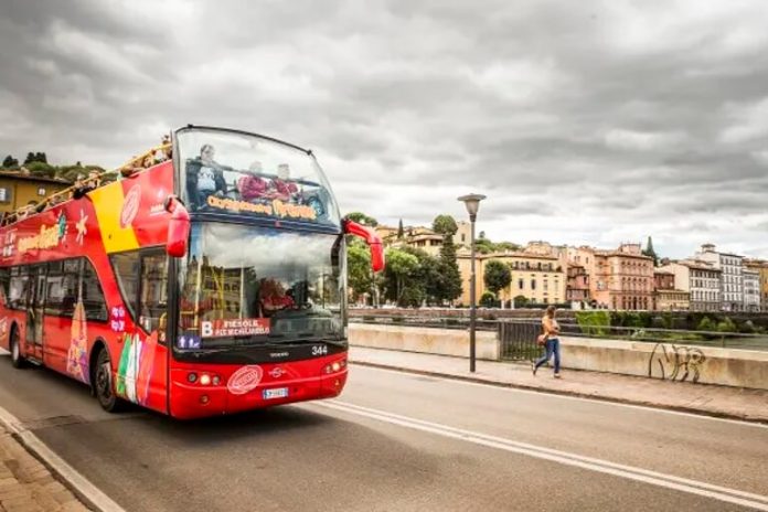 Vyhlídkový autobus ve Florencii